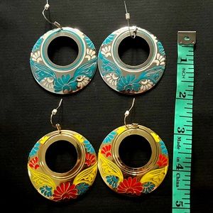 Circular earrings with floral details